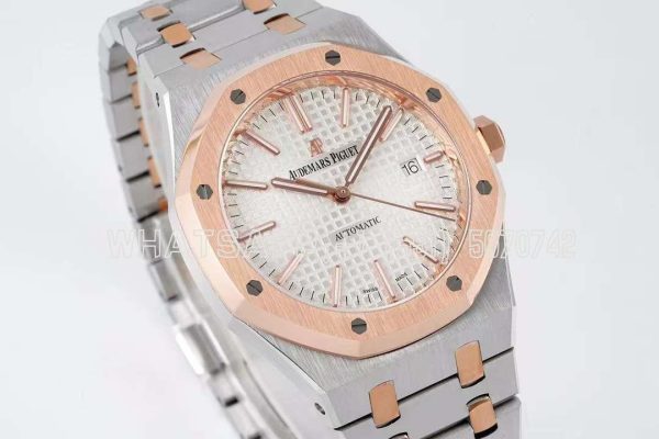Audemars Piguet Royal Oak 15400SR.OO.1220SR.01 White Textured Dial