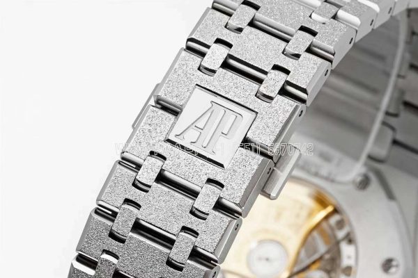Audemars Piguet Royal Oak 15410 37mm White Dial in Frosted Gold - Image 9