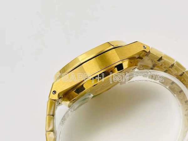 Audemars Piguet Royal Oak Offshore Self-Winding Chronograph Green Dial in Yellow Gold - Image 6